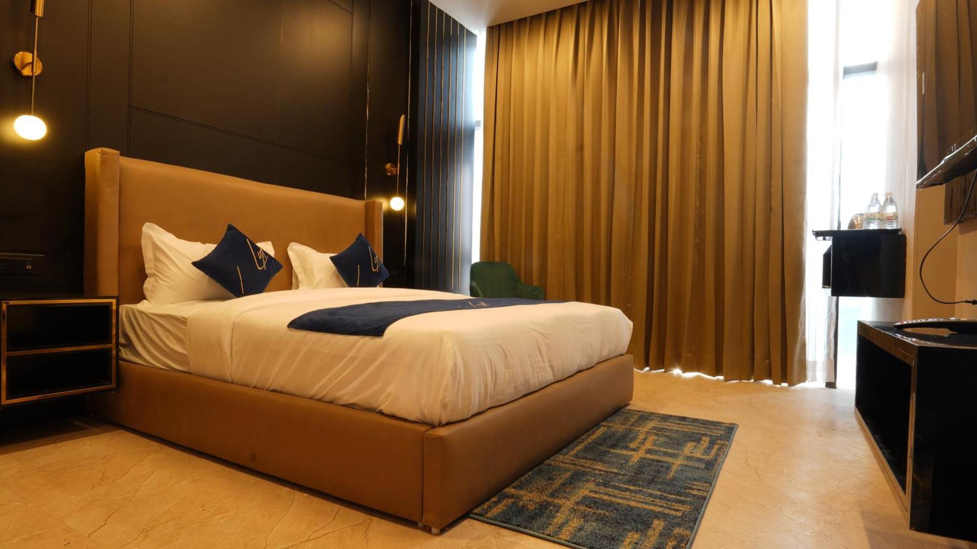 Aquila Grand Suites - Noida Sector 136 Bagian luar foto