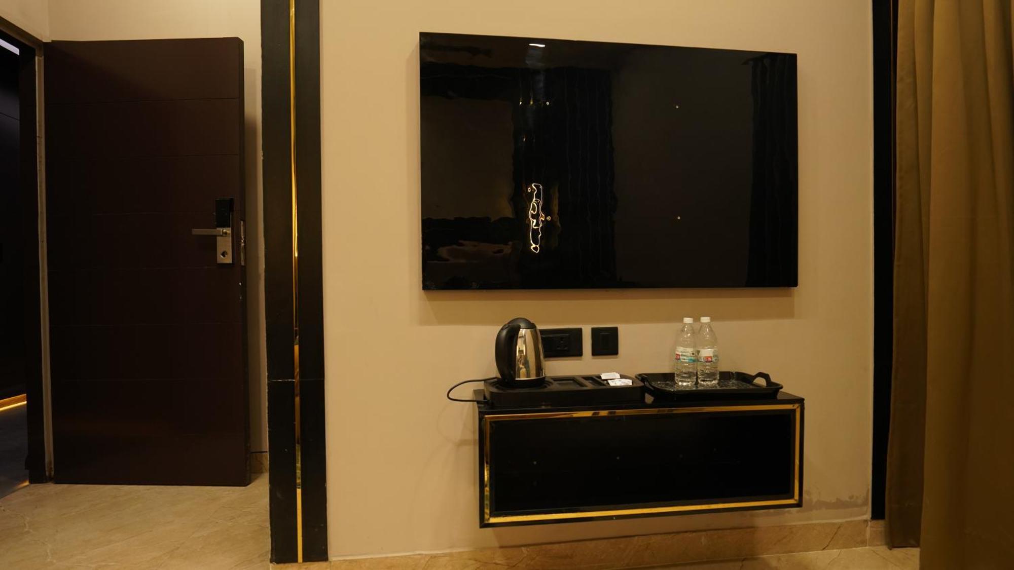 Aquila Grand Suites - Noida Sector 136 Bagian luar foto