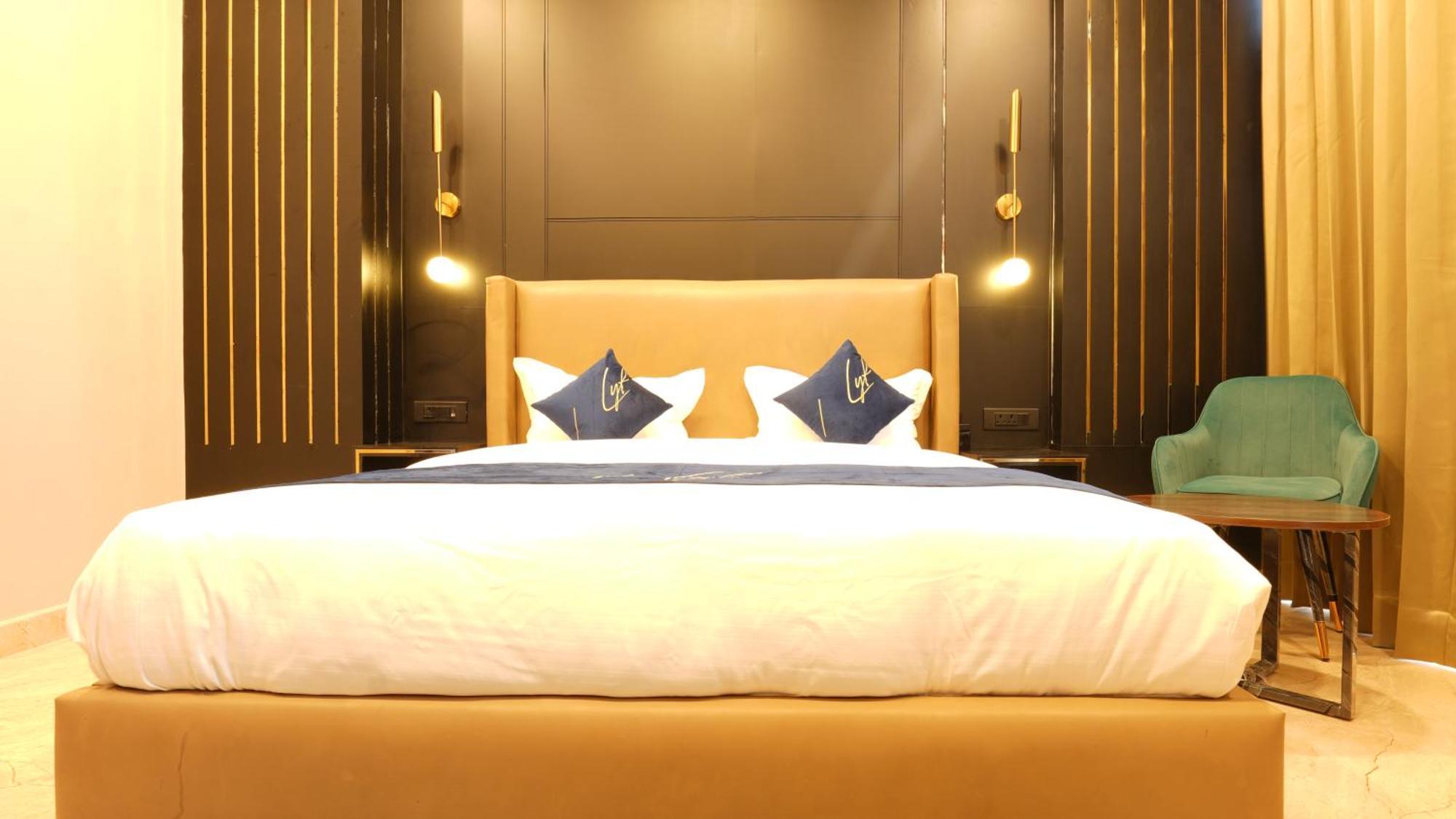 Aquila Grand Suites - Noida Sector 136 Bagian luar foto