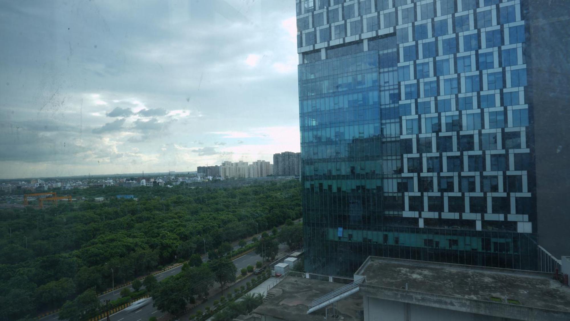 Aquila Grand Suites - Noida Sector 136 Bagian luar foto