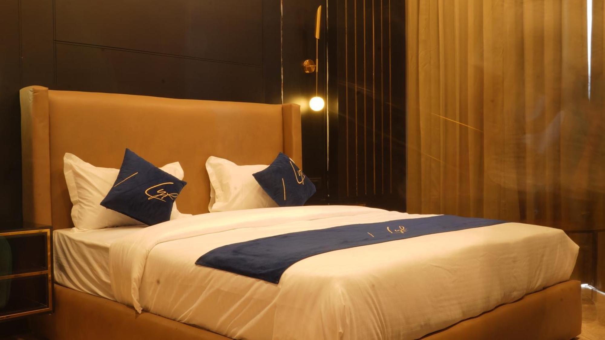Aquila Grand Suites - Noida Sector 136 Bagian luar foto